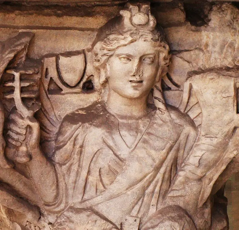 Isis tenant un sistre. Chapiteau romain en marbre, Pise (Italie). Époque sévérienne (début du iiie siècle.
